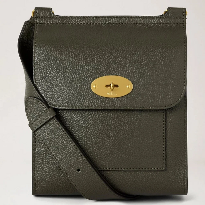 Mulberry Klein Antony aus wacholdergrünem Leder mit goldfarbener Schnalle, von vorne gesehen. Modell HH9365205Q749