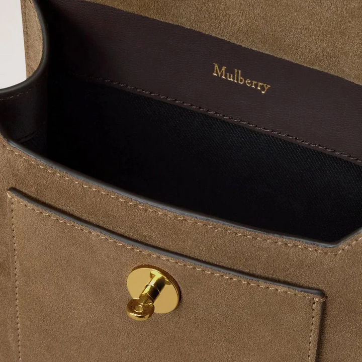 Mulberry Klein Antony n/s Salcombe Sand Wildleder, Nahaufnahme der Vordertasche und des goldenen Verschlusses, Modell HH9893047P705