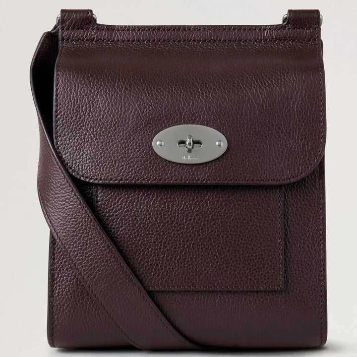 Mulberry Klein Antony Kleines Classic Grain Ebony aus dunkelbraunem Leder mit silberner Schnalle, Vorderansicht. Modell HH9365205A110