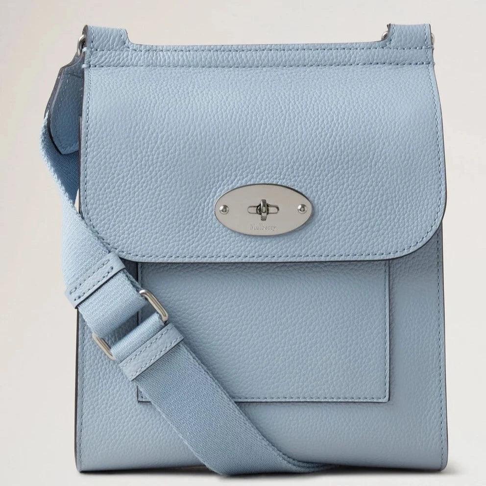 Mulberry Klein Antony Kleine Umhängetasche in Classic Grain Poplin Blue aus hellblauem Leder mit silbernen Details, Modell HH5193/205U804