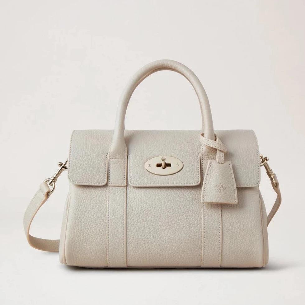 Mulberry Klein Bayswater Satchel Chalk zeigt eine kleinere, elegante Handtasche aus hellem Leder mit Schulterriemen. Modell HH9212736W160