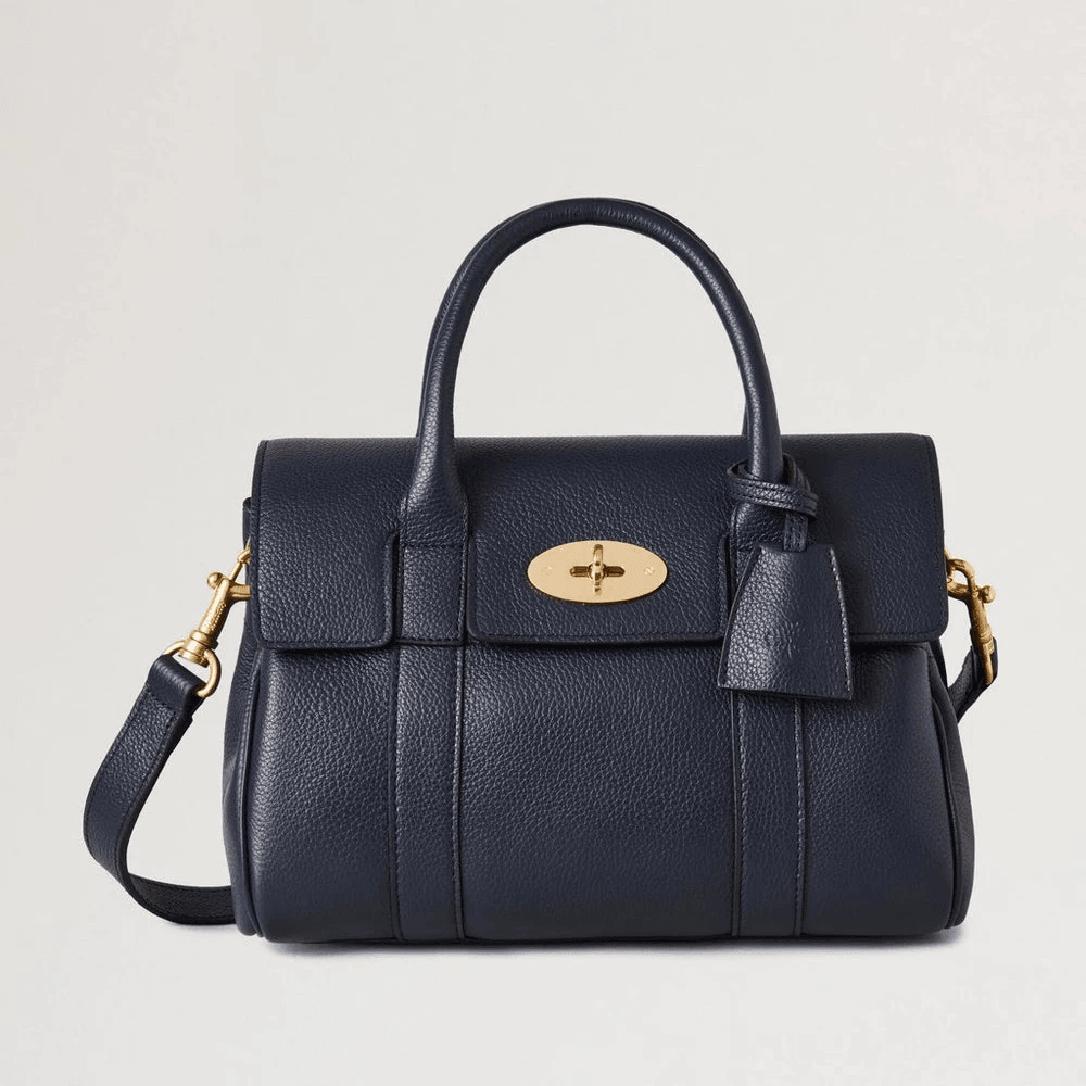 Mulberry Klein Bayswater Satchel Night Sky zeigt eine dunkelblaue Ledertasche mit goldener Schnalle, Modell HH9216205U888.