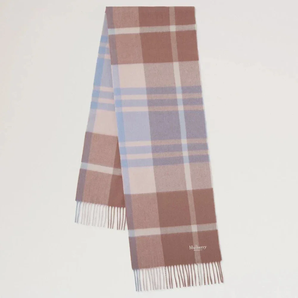 Mulberry Der Small Check Merino Wool Scarf zeigt einen Schal in rosa und blauen Karos mit weißen Fransen. Modell VS4319890J646.