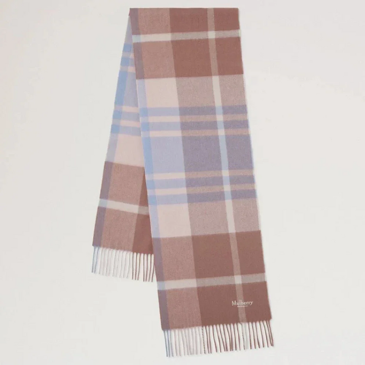 Mulberry Der Small Check Merino Wool Scarf zeigt einen Schal in rosa und blauen Karos mit weißen Fransen. Modell VS4319890J646.