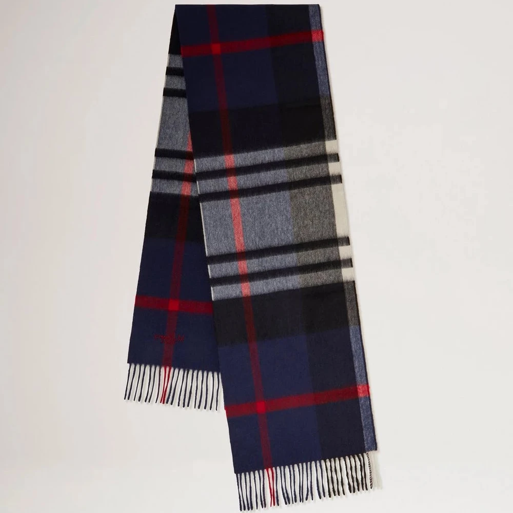 Mulberry Der Small Check Merino Wool Scarf zeigt einen klassischen Schal in Blau, Grau und Rot mit Fransen. Modell VS4319890U897