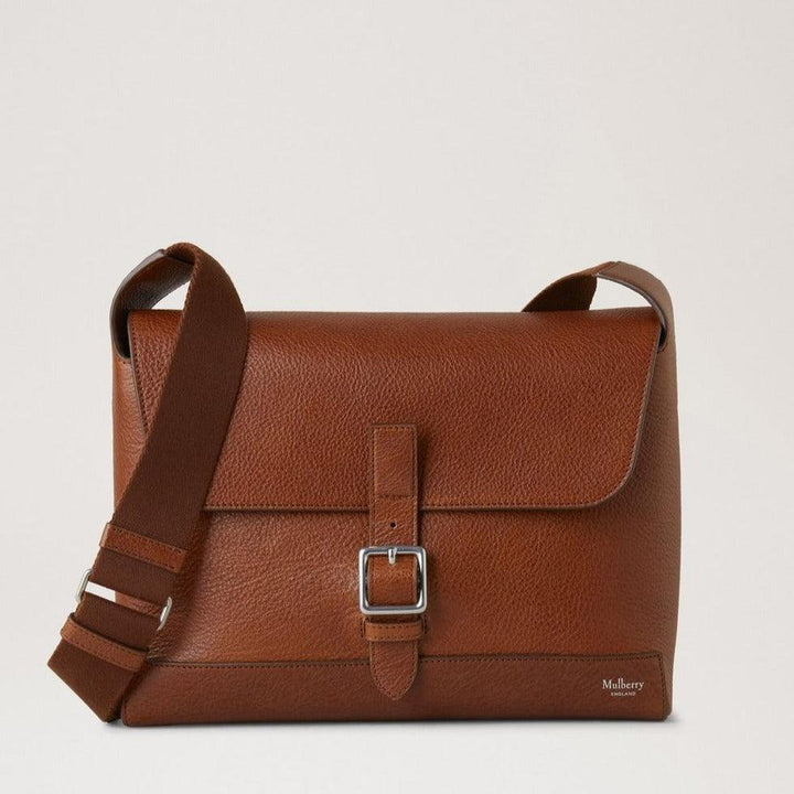 Mulberry Kleine Chiltern Umhängetasche Legacy NVT zeigt eine Umhängetasche aus braunem Leder mit verstellbarem Riemen und Schnalle vorne. Modell HH9375275G110.