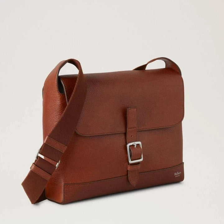 Mulberry Kleine Chiltern Umhängetasche Legacy NVT zeigt eine braune Ledertasche mit Schnalle und verstellbarem Riemen, Modell HH9375275G110.
