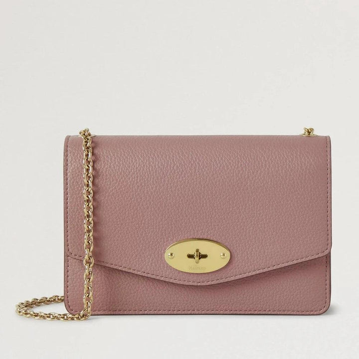 Mulberry Klein Darley Autumn Rose Small Classic Grain zeigt eine rosafarbene Lederumhängetasche mit Goldkette und klassischem Verschluss. Modell RL7791205J997.
