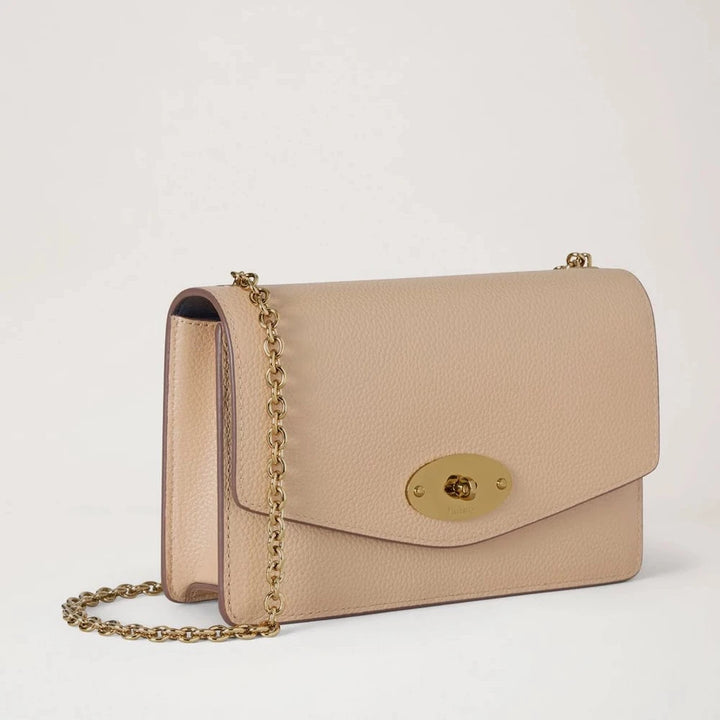 Mulberry Klein Darley Crumpet Small Classic Grain zeigt eine hellbeige Leder-Umhängetasche mit Goldkette und klassischem Verschluss. Modell RL7791205W577.