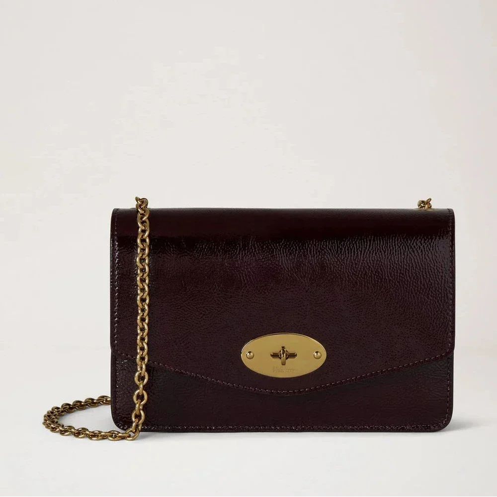 Mulberry Klein Darley Glänzende kleine Umhängetasche in Deep Aubergine Patent in Dunkelviolett mit Kettenriemen, Modell RL8922737V697.