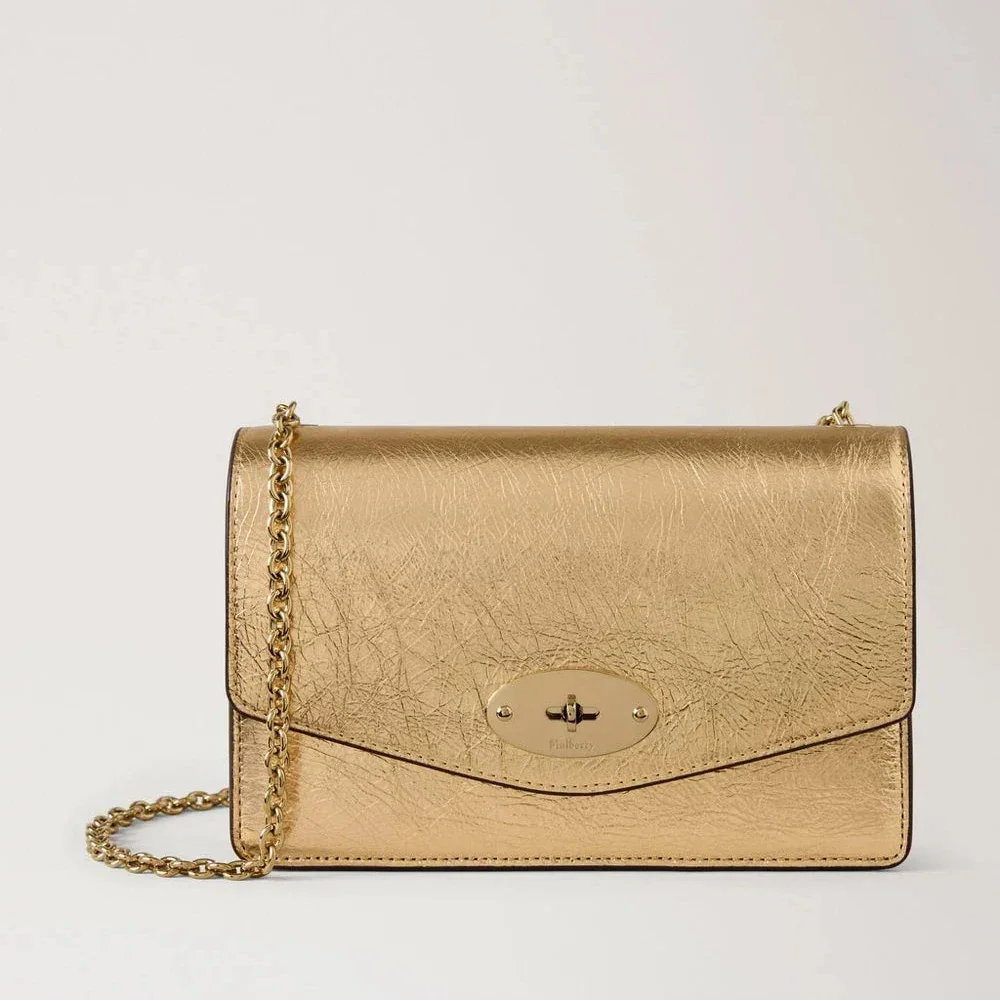 Mulberry Klein Darley Grainy Metallic Somerset Gold präsentiert eine elegante Umhängetasche aus metallisch-goldenem Leder mit Kettenriemen. Modell RL9015757Z098.