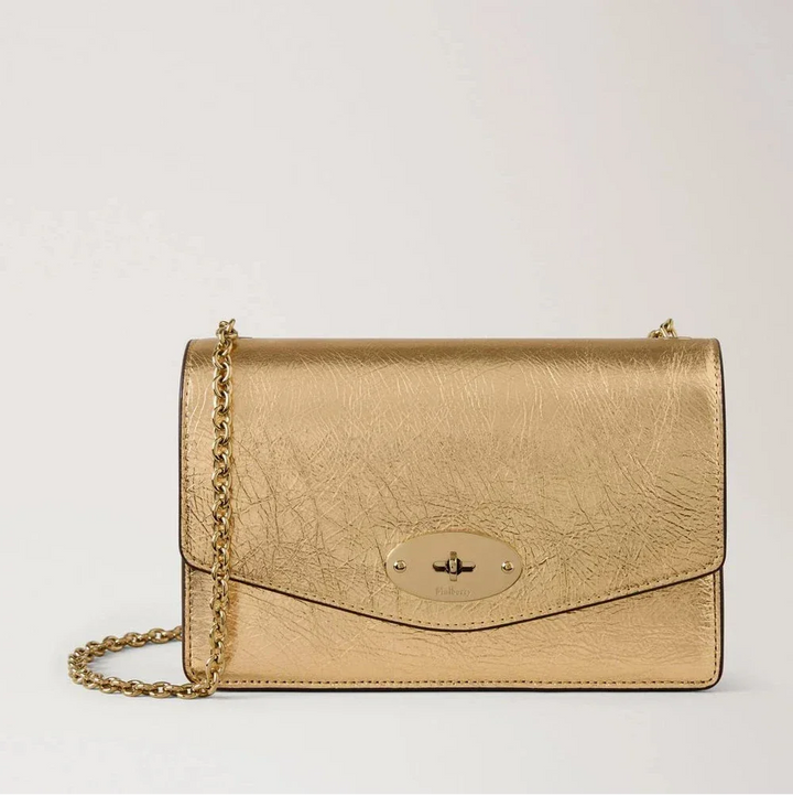 Mulberry Klein Darley Grainy Metallic Somerset Gold präsentiert eine elegante Umhängetasche aus metallisch-goldenem Leder mit Kettenriemen. Modell RL9015757Z098.