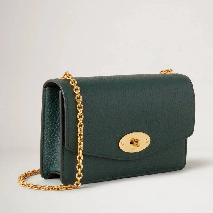 Mulberry Klein Darley aus dunkelgrünem Leder mit goldenem Kettenriemen und vorderem Verschluss. Modell RL5004205Q633.
