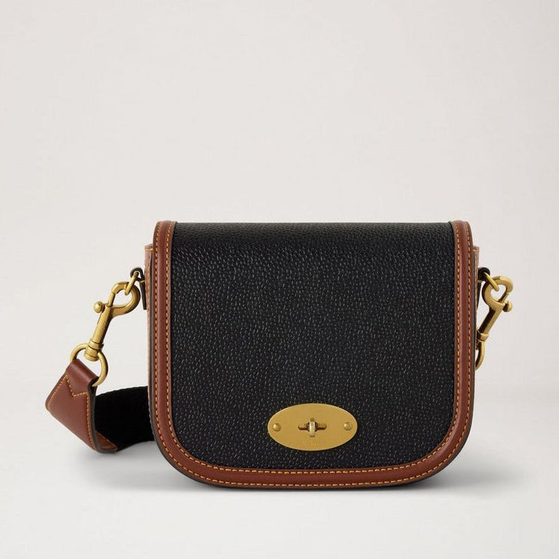 Mulberry Klein Darley Satchel zeigt eine schwarz-cognacbraune Umhängetasche aus biobasiertem Scotchgrain mit Messingdetails. Modell RL8996127A340.