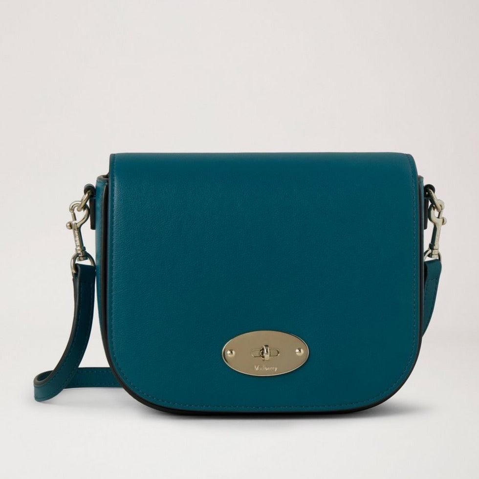 Mulberry Klein Darley Satchel Micro Classic Grain Titanium Blue zeigt eine elegante Umhängetasche aus blauem Leder mit Metallschnalle, Modell RL7904587T622.