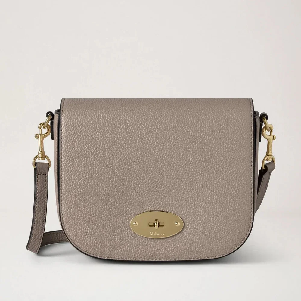 Mulberry Klein Darley Satchel Small Classic Grain Cashmere Taupe zeigt eine taupefarbene Ledertasche mit goldfarbener Schnalle und verstellbarem Riemen. Modell RL4957/205F924