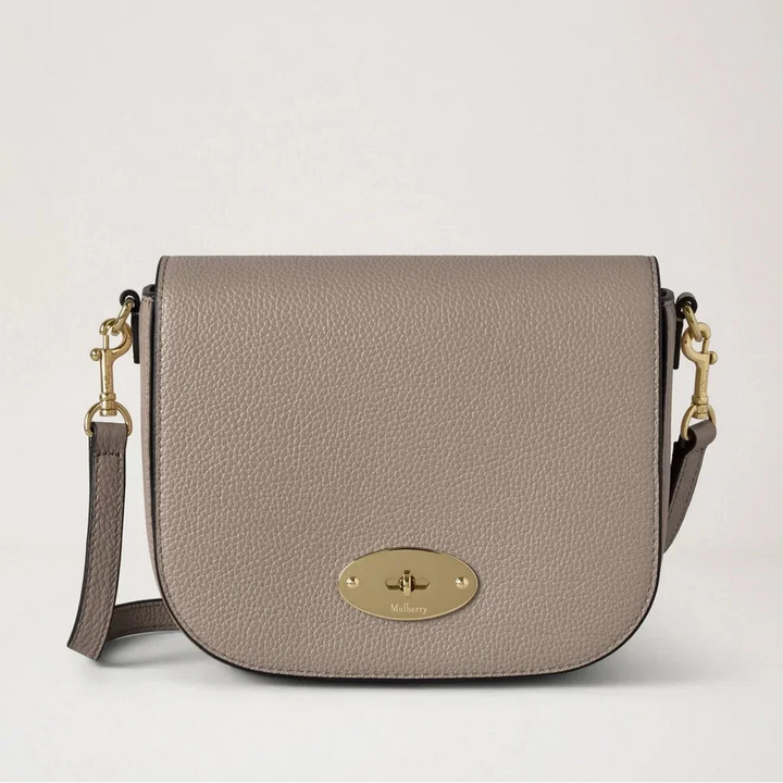 Mulberry Klein Darley Satchel Small Classic Grain Cashmere Taupe zeigt eine taupefarbene Ledertasche mit goldfarbener Schnalle und verstellbarem Riemen. Modell RL4957/205F924
