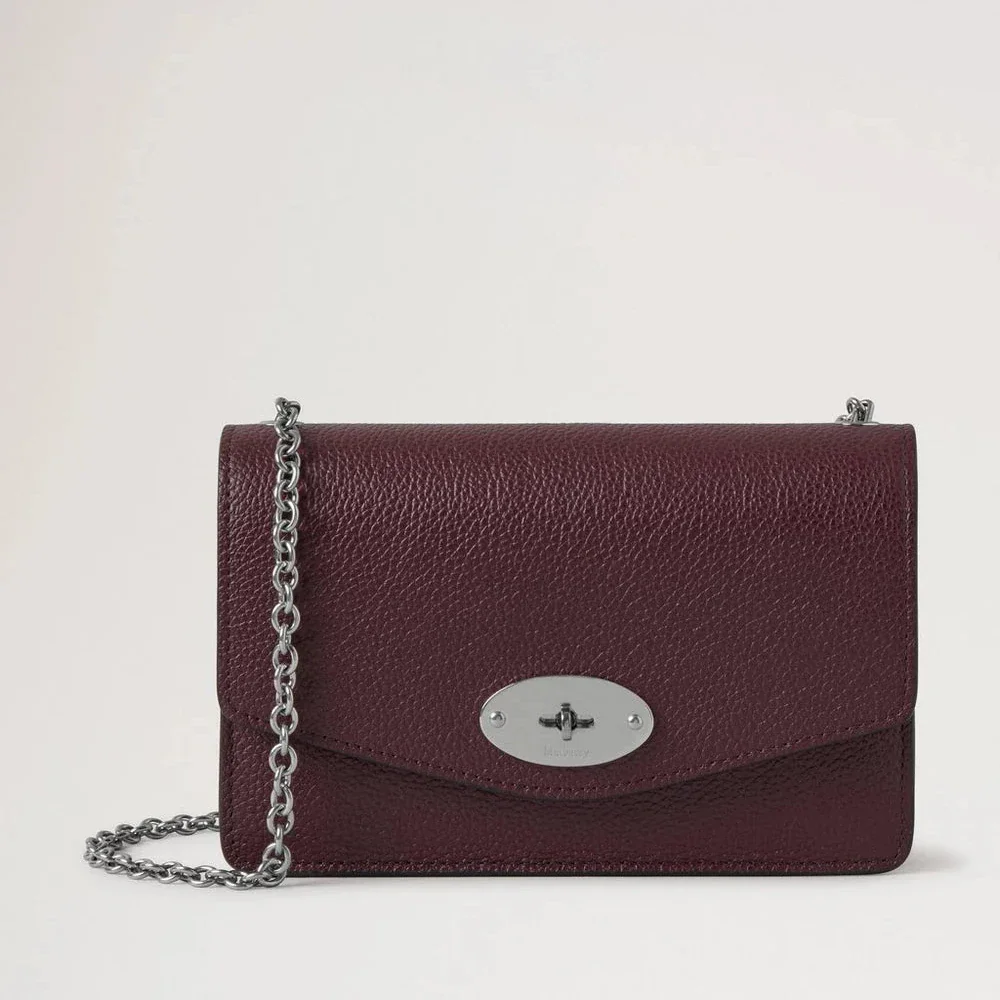 Mulberry Klein Darley Kleine Umhängetasche „Classic Grain Black Cherry“ aus dunkelrotem Leder mit silberner Kette. Modell RL7791205K560.