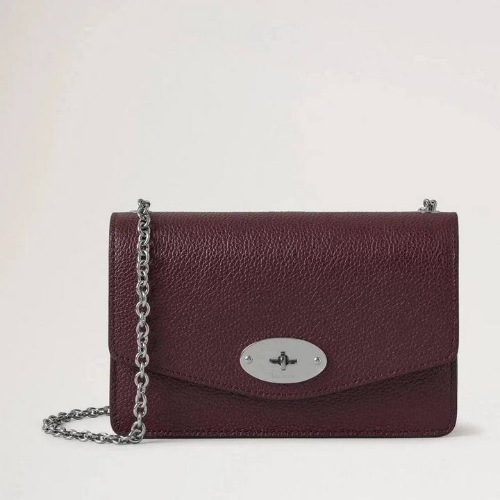 Mulberry Klein Darley Kleine Umhängetasche „Classic Grain Black Cherry“ aus dunkelrotem Leder mit silberner Kette. Modell RL7791205K560.