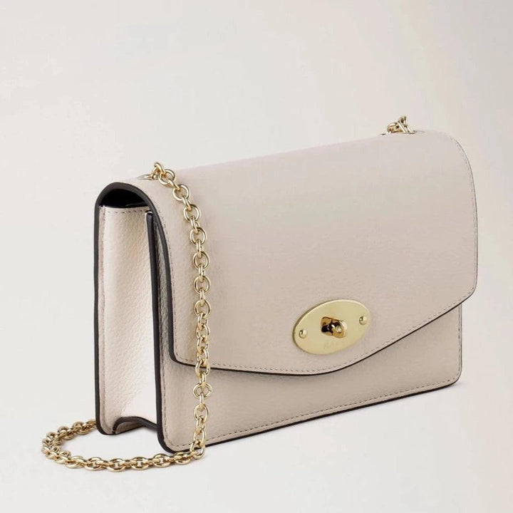Mulberry Klein Darley Small Classic Grain Chalk verfügt über eine elegante hellgraue Ledertasche mit Goldkette, Modell RL7791205W160.