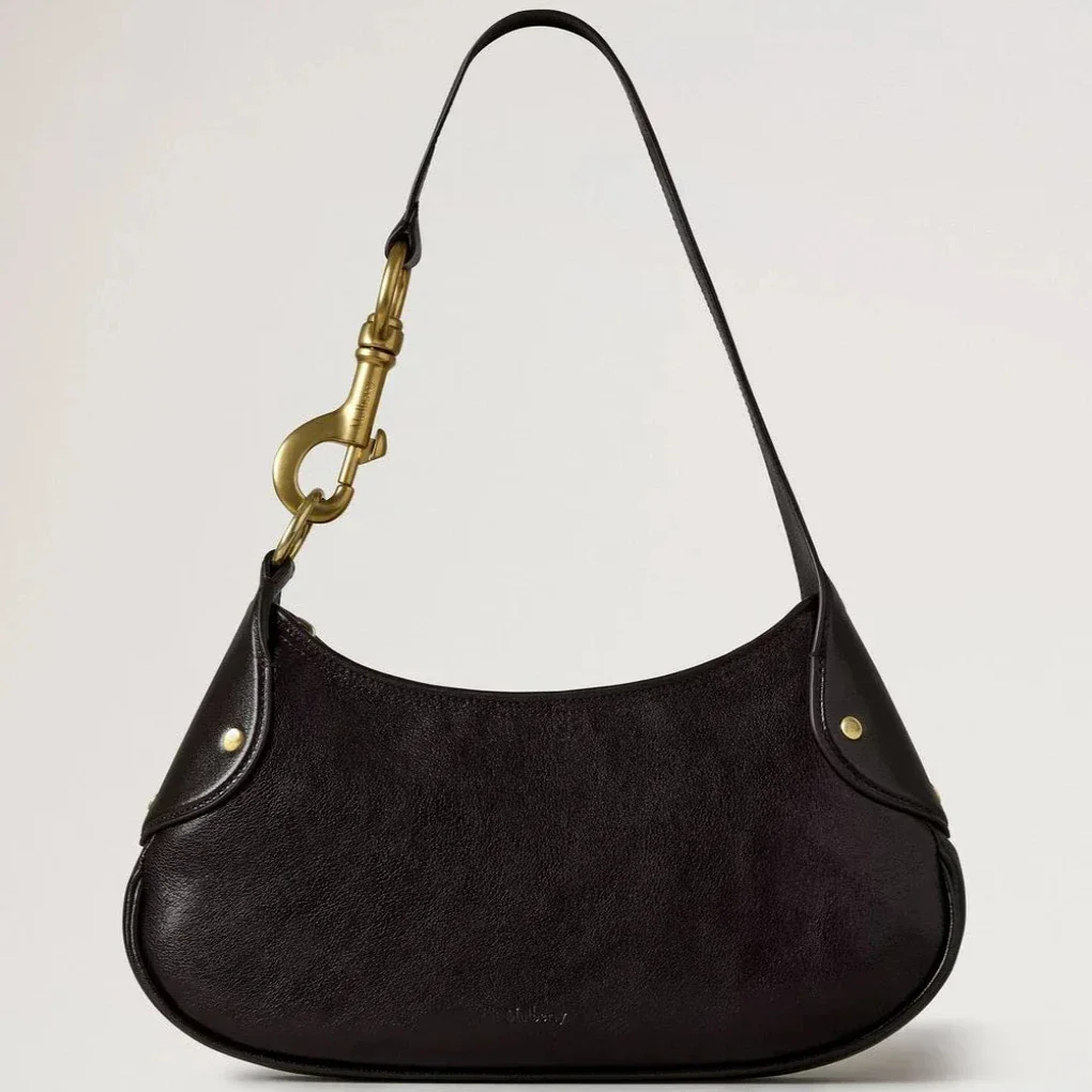 Mulberry Die kleine Hackney Shoulder Bag Ebony Shiny Buffalo zeigt eine dunkle Umhängetasche aus glänzendem Leder mit goldener Schnalle. Modell RL8929726A110.