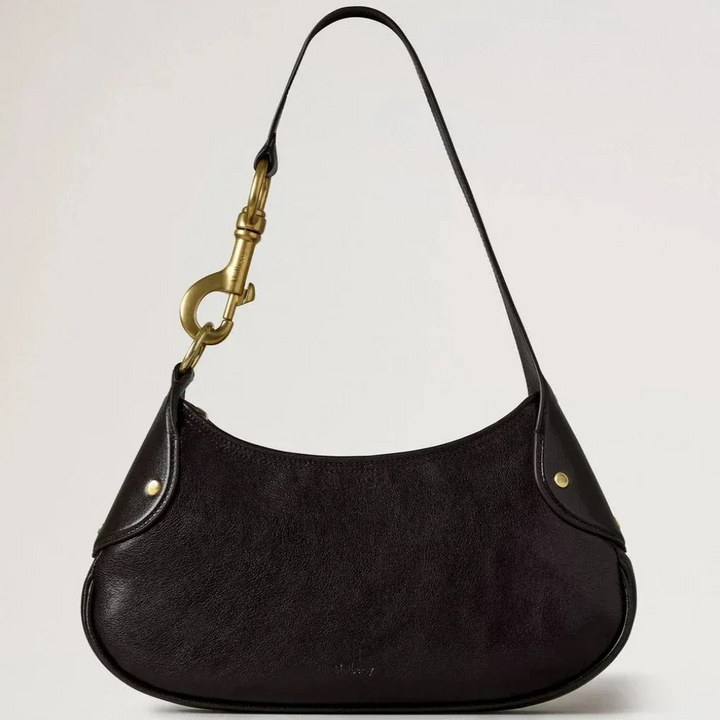 Mulberry Die kleine Hackney Shoulder Bag Ebony Shiny Buffalo zeigt eine dunkle Umhängetasche aus glänzendem Leder mit goldener Schnalle. Modell RL8929726A110.
