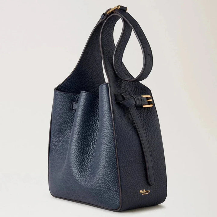 Mulberry Kleiner Lyra Bucket Night Sky Heavy Grain aus genarbtem, dunkelblauem Leder mit goldenen Schnallen. Modell RL8385/205U954.