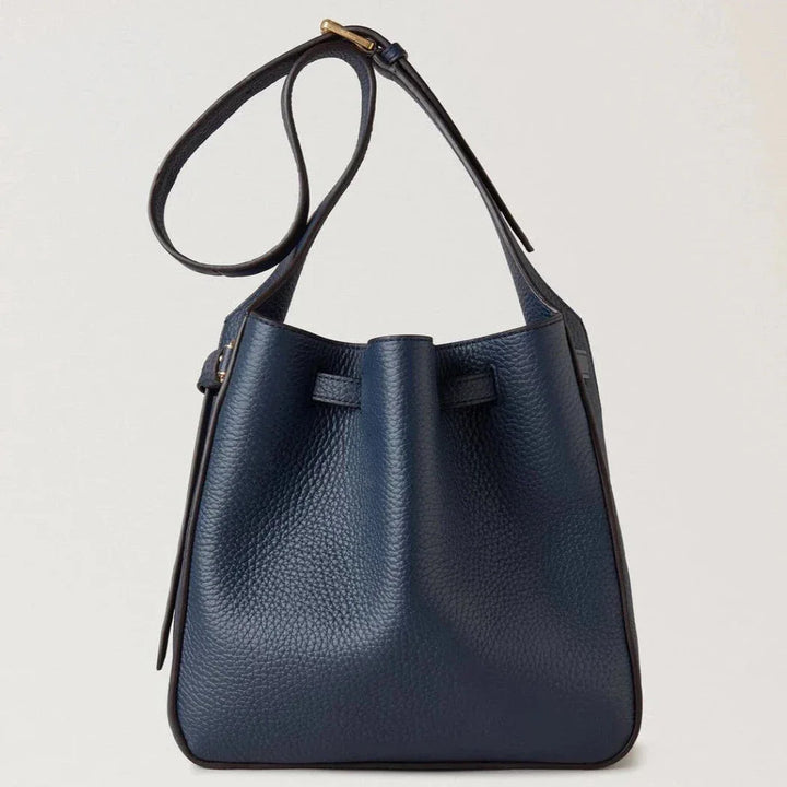 Mulberry Der Small Lyra Bucket Night Sky Heavy Grain zeigt eine strukturierte, dunkelblaue Ledertasche mit langem Riemen und dezenter Goldschnalle. Modell RL7866-205U918