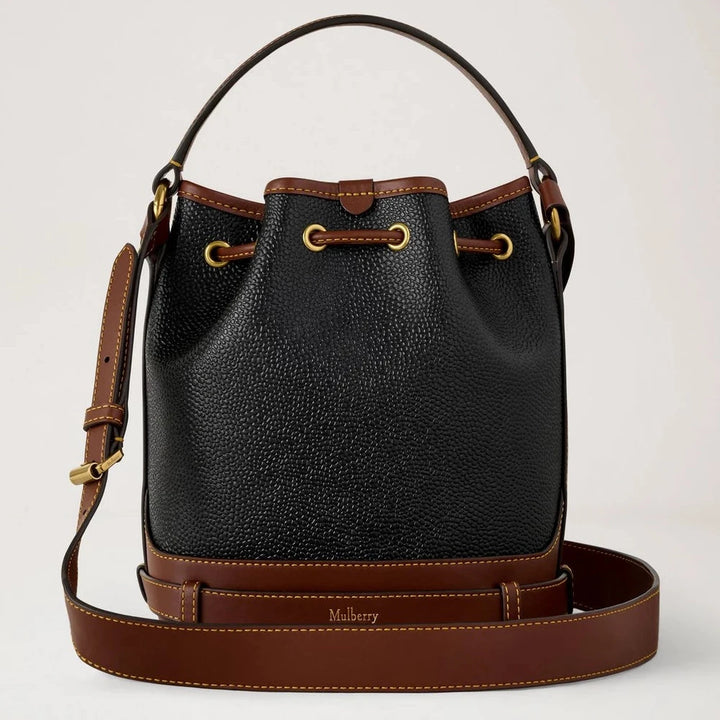 Mulberry Der kleine Scotchgrain Bucket zeigt eine schwarze und cognacfarbene Tasche aus strukturiertem Material mit verstellbarem Riemen. Modell HH0017127A340.