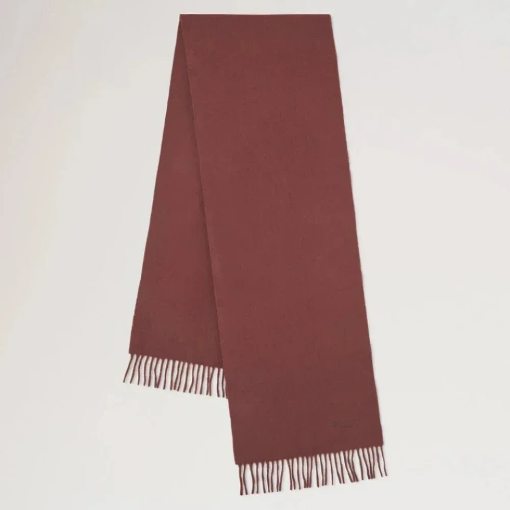 Mulberry Der kleine Schal aus fester Merinowolle zeigt einen einfarbigen braunen Wollschal mit Fransen. Modell VS4318946G222