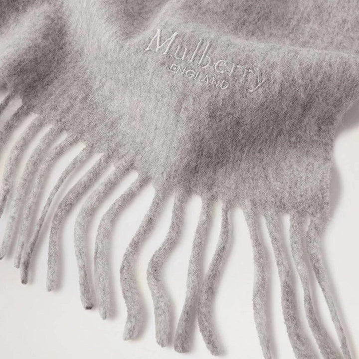 Mulberry Kleiner Schal aus fester Merinowolle mit grauer, weicher Wolle, feinen Fransen und sichtbarem Logo. Modell VS4318946C914