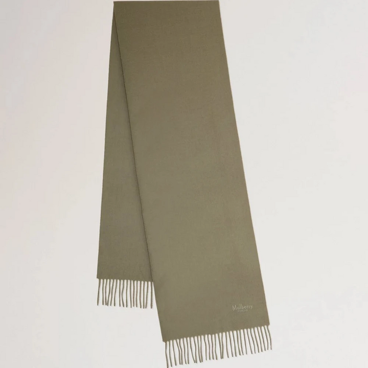 Mulberry Kleiner Schal aus solider Merinowolle in Leinengrün zeigt einen schlichten, grünlichen Wollschal mit Fransen. Modell VS4318946R563.