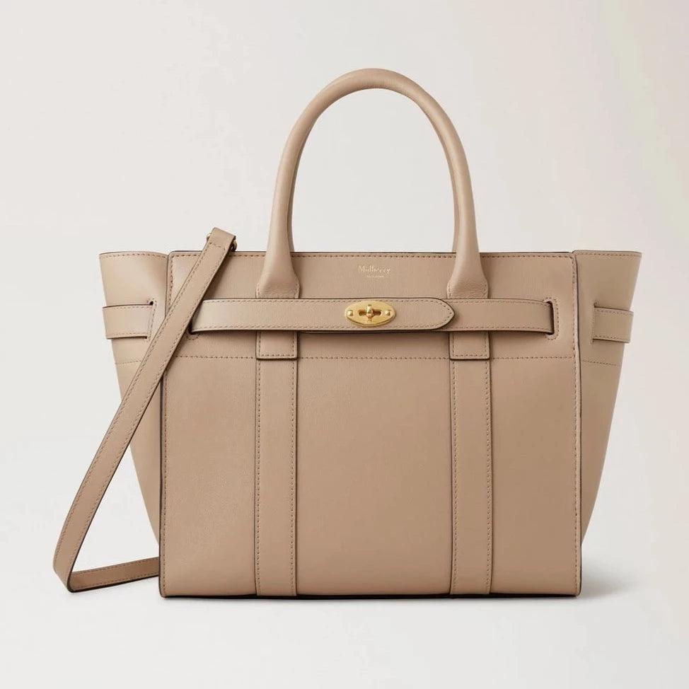 Mulberry Kleiner Reißverschluss Bayswater Maple Micro Grain präsentiert eine beige Lederhandtasche mit goldenen Details. Modell HH9066587E631.