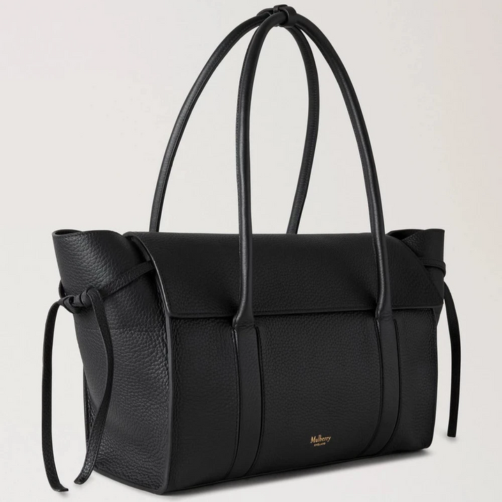Mulberry Weich Bayswater Black Heavy Grain zeigt eine elegante schwarze Ledertasche mit langen Henkeln. Modell HH9721736A100