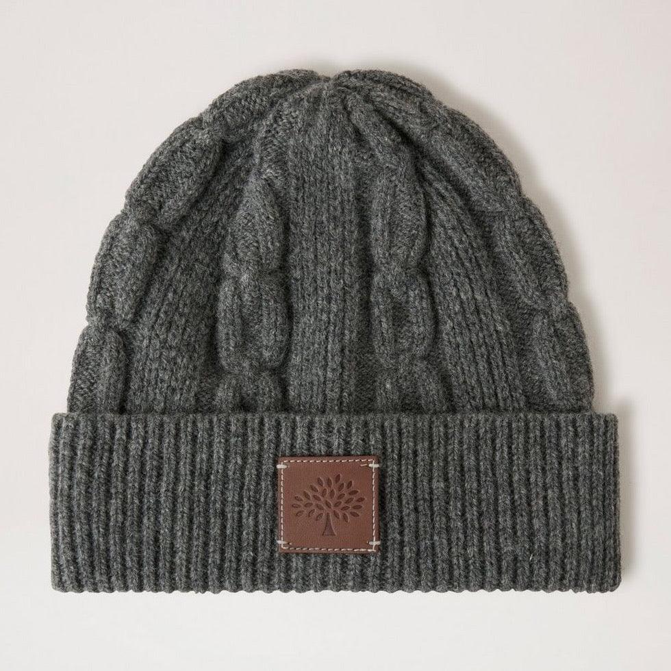 Mulberry Softie Chain Cable Beanie Anthrazit aus gestrickter Wolle mit braunem Lederaufnäher, Modell VH4122996C110.