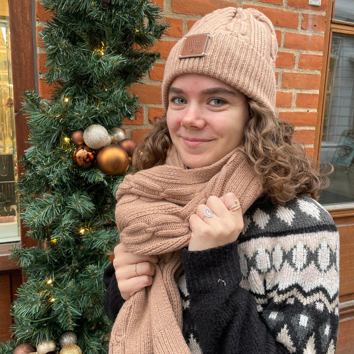 Mulberry Softie Chain Cable Beanie in Ahorn, abgebildet auf einer Frau im Freien, Strickoptik, Modell VH4122996E631