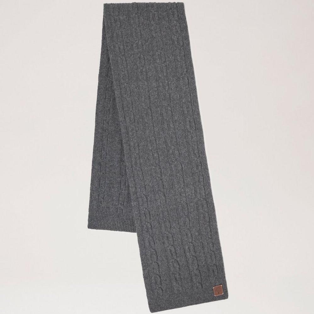 Mulberry Der Softie Chain-Zopfstrickschal in Anthrazit ist flach gestrickt und mit einem weichen Zopfmuster gestrickt. Modell VS4760969C110.