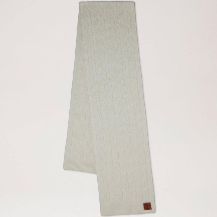 Mulberry Softie Chain Zopfstrickschal Ecru, gestrickt in einem weichen Muster mit einem hellen Farbton, Modell vs4760969h135