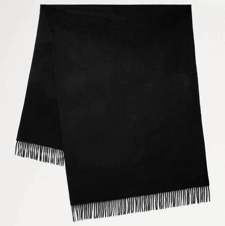 Mulberry Solid Merino Whool Scarf Black zeigt einen schwarzen Schal aus Merinowolle mit feinen Fransen. Modell VS4240947A100.
