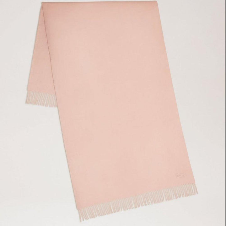 Mulberry Solid Merino Wool Scarf Rosewater präsentiert einen schlichten, leuchtend rosa Wollschal mit Fransen. Modell VS4240947J633