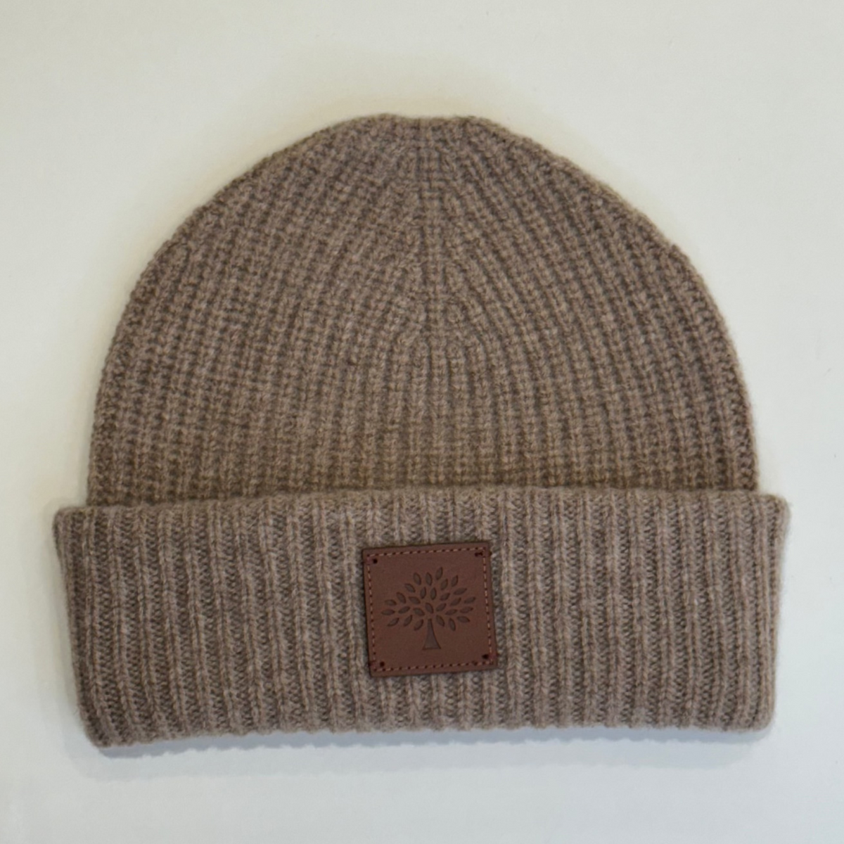 Mulberry Die Solid Wool Beanie besteht aus einer gerippten braunen Wollmütze mit Logoaufnäher aus Leder, Modell VH4162163E631.