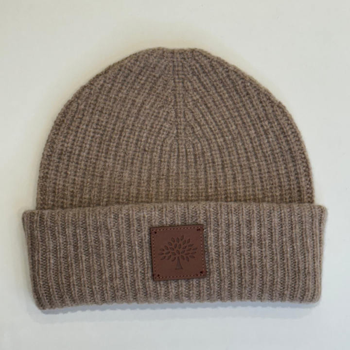 Mulberry Die Solid Wool Beanie besteht aus einer gerippten braunen Wollmütze mit Logoaufnäher aus Leder, Modell VH4162163E631.