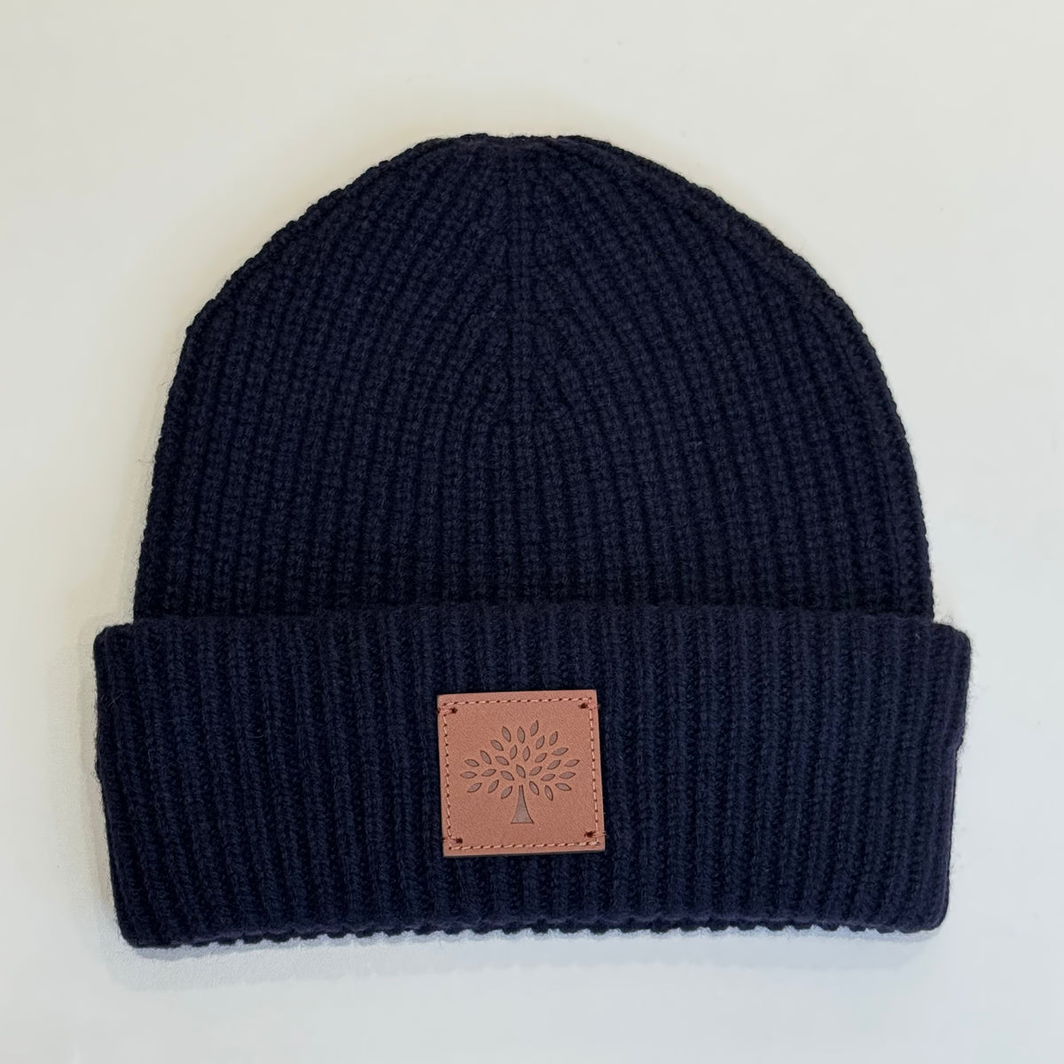 Mulberry Solid Wool Beanie Night Sky aus dunkelblauer Wolle mit Lederetikett auf der Vorderseite, Modell VH4162163U888.
