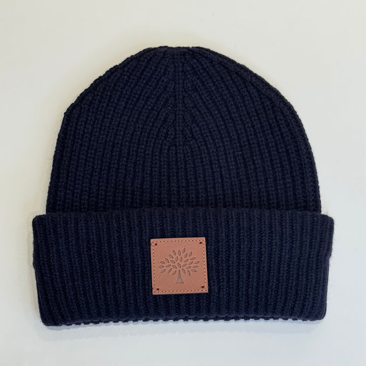 Mulberry Solid Wool Beanie Night Sky aus dunkelblauer Wolle mit Lederetikett auf der Vorderseite, Modell VH4162163U888.