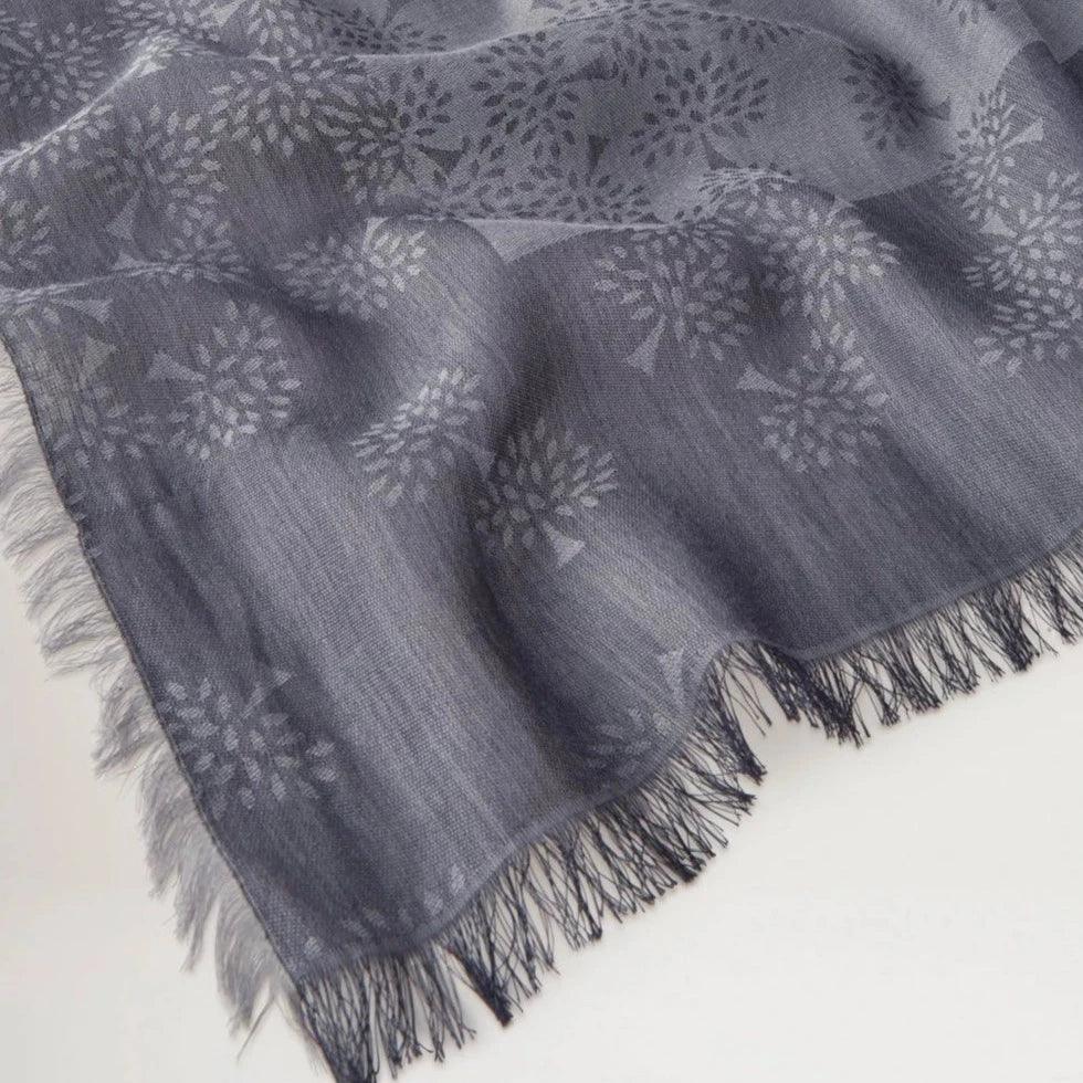Mulberry Tamara Square Charcoal 140 cm Schal in Dunkelgrau mit Fransen und dezentem Holzmuster. Modell VS4637705C110