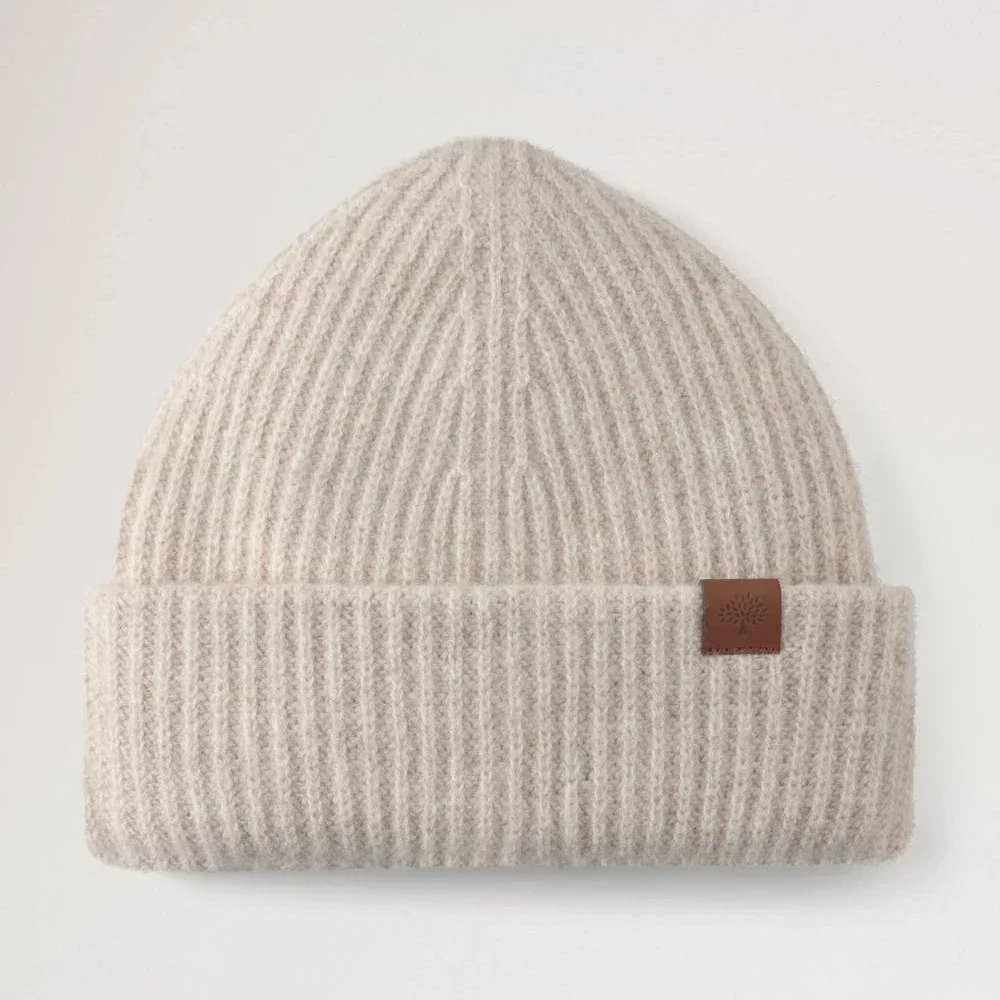 Mulberry Tree Chunky Wool Beanie Oat ist eine gerippte beige Wollmütze mit braunen Details. Modell vh4157153h660