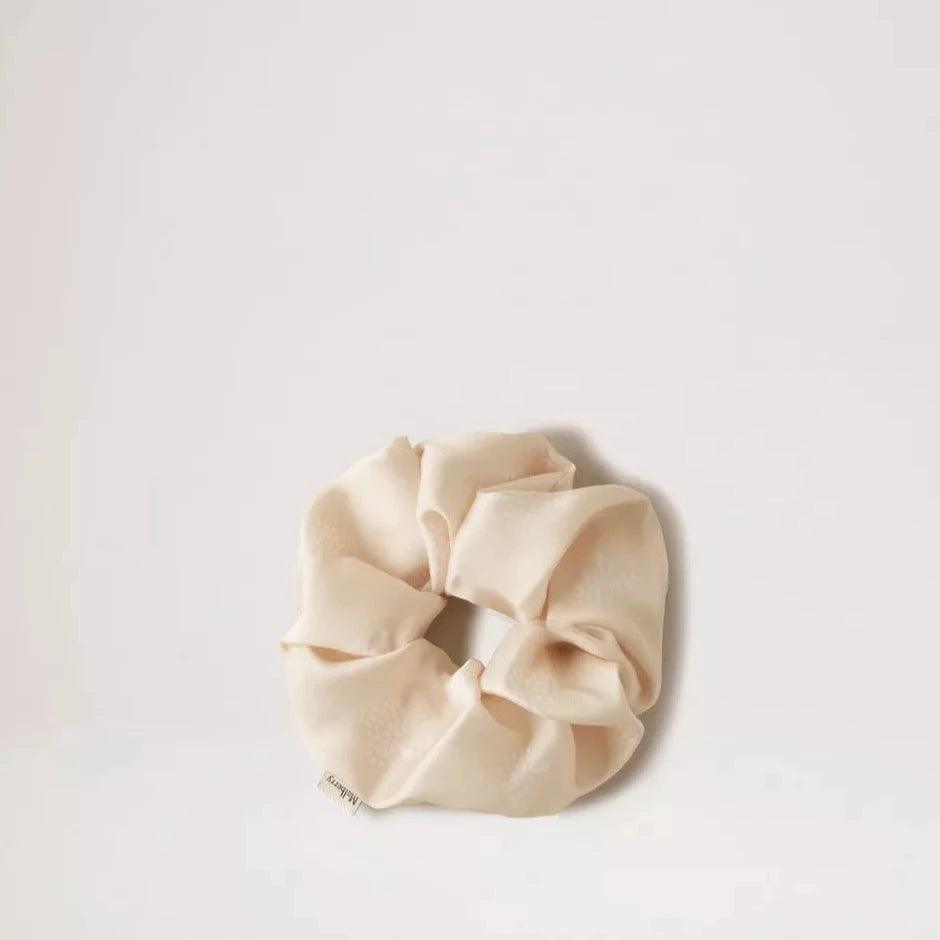 Mulberry Tree Hair Scrunchie Cream in hellbeigem Satin-Look, schlicht und elegant auf neutralem Hintergrund. Modell VA0009948H130