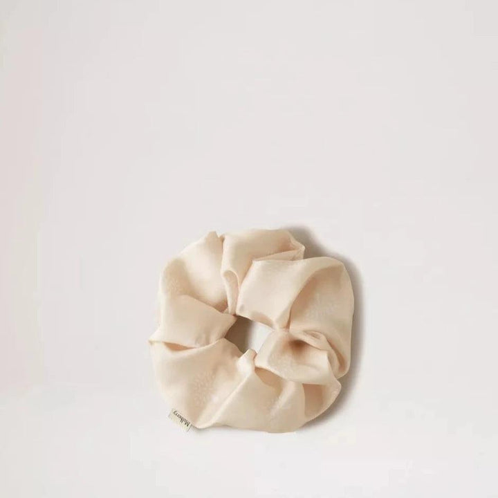 Mulberry Tree Hair Scrunchie Cream in hellbeigem Satin-Look, schlicht und elegant auf neutralem Hintergrund. Modell VA0009948H130