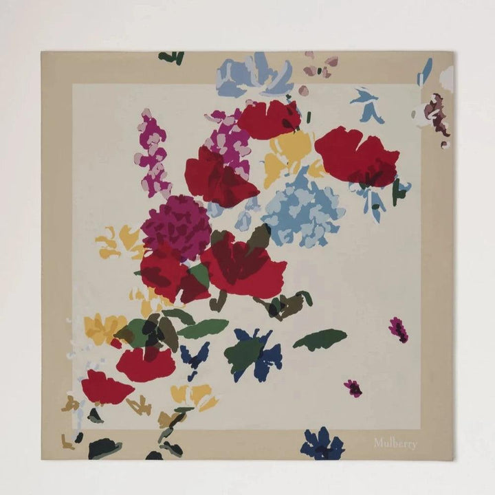 Mulberry Winter Floral Square Scarf Seidenschal mit mehrfarbigem Blumendruck auf hellem Untergrund. Modell VS4829087H712