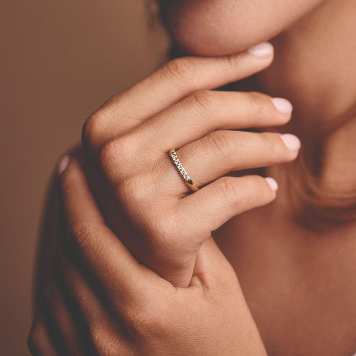 Nuran 14-karätiger Champagner-Diamantring, an der Hand getragen, elegantes Design in Gold mit funkelnden Diamanten. Modell a3088-014rg-001